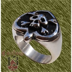 Anillo de acero, pica con calavera