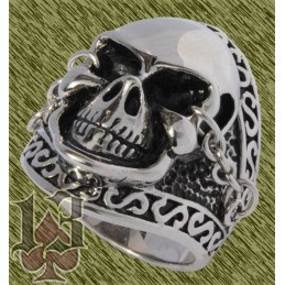 Anillo de acero, calavera con cadenas