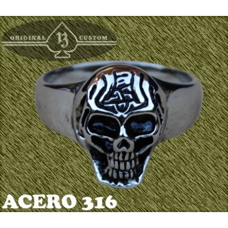 Anillo de acero, calavera labrada