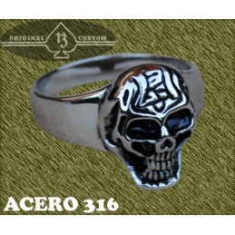 Anillo de acero, calavera labrada