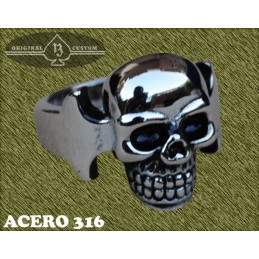 Anillo de acero, calavera apretando los dientes