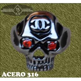 Anillo de acero, calavera ojos rojos