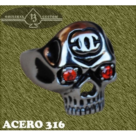 Anillo de acero, calavera ojos rojos