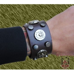 pulsera de cuero ancha, con adorno metálico calaveras sport