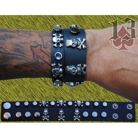 pulsera de cuero doble con calaveras