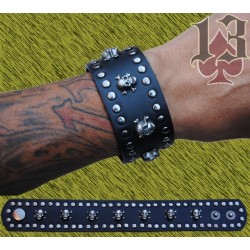 pulsera de cuero con calaveras y tibias pequeñas