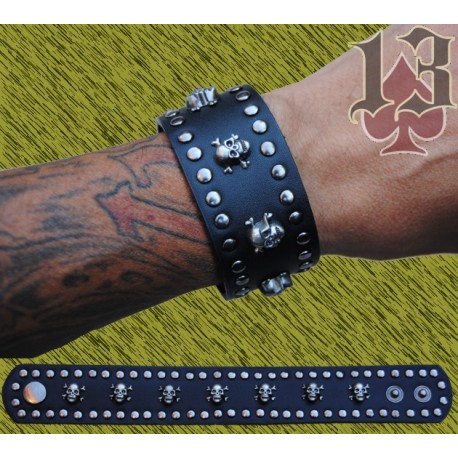 pulsera de cuero con calaveras y tibias pequeñas