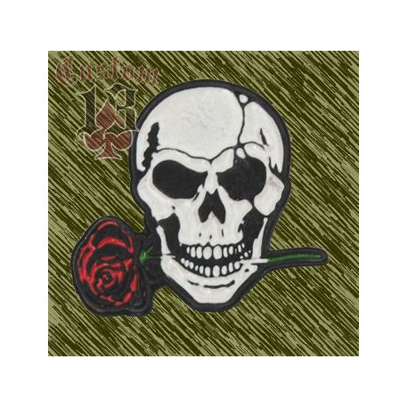 pin calavera con rosa