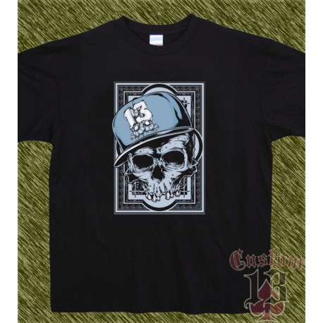 Camiseta negra, calavera gorra 13