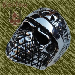 Anillo de acero calavera con casco y pañuelo