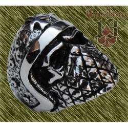 Anillo de acero calavera con casco y pañuelo