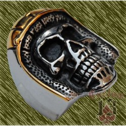 Anillo de acero calavera con casco dorado