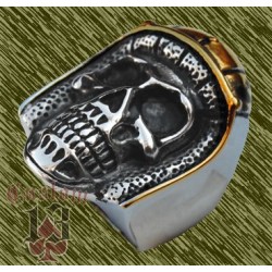 Anillo de acero calavera con casco dorado