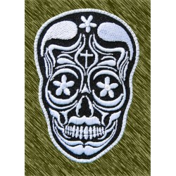 Parche bordado, calavera mexicana blanca