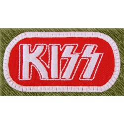 Parche bordado, kiss letras blancas