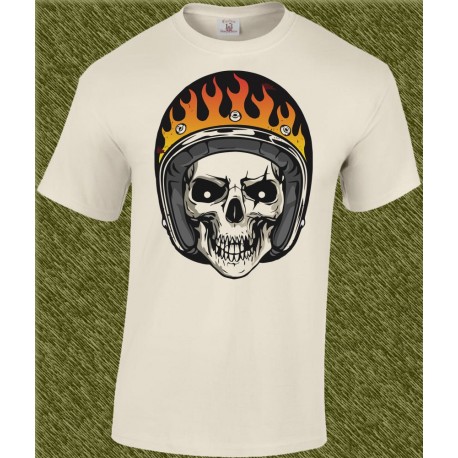 Camiseta beig, calavera casco llamas