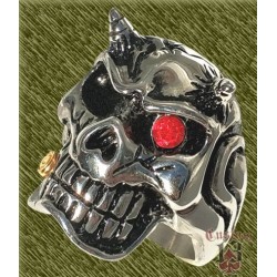 Anillo de acero, calavera con bala en los dientes