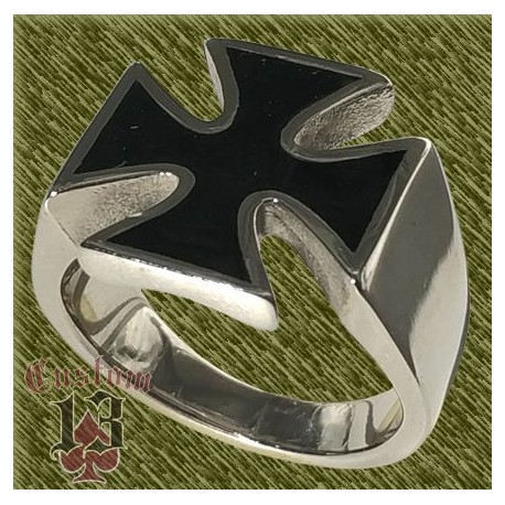 Anillo de acero, cruz con esmalte negro