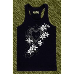 camiseta negra de tirantes, corazón con flores blancas