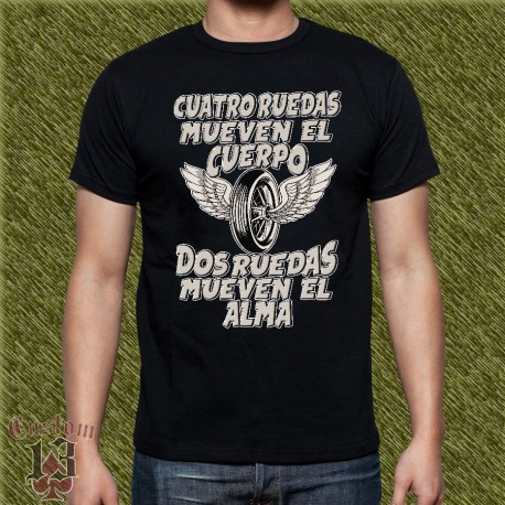 Camiseta negra, cuatro ruedas mueven el cuerpo