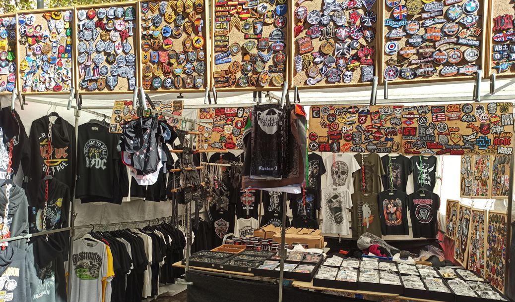 Puesto de Custom13 en el Rastro de Madrid